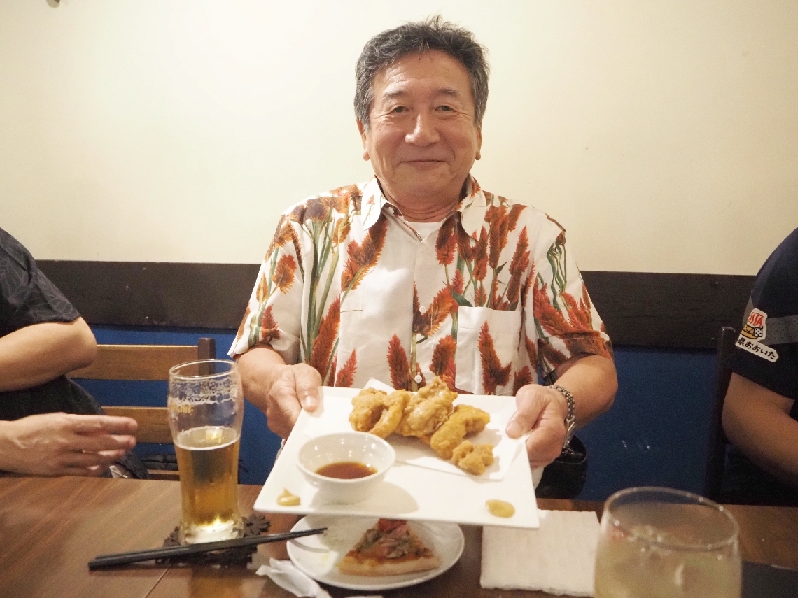 とり天を披露する平田公夫副会長＝沖縄県那覇市のレストラン「ケサラ」