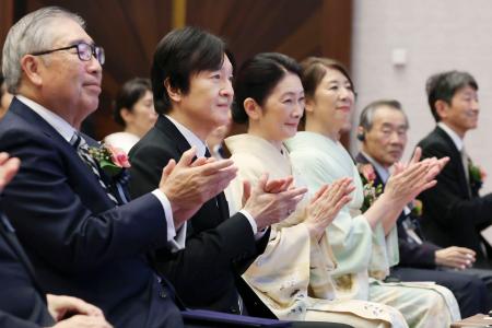第３５回ブループラネット賞の表彰式で拍手を送られる秋篠宮ご夫妻＝２８日午後、東京都千代田区（代表撮影）