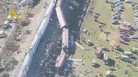 ２８日、スペイン・ウルダで起きた列車事故の現場（スペイン治安当局提供・ロイター＝共同）