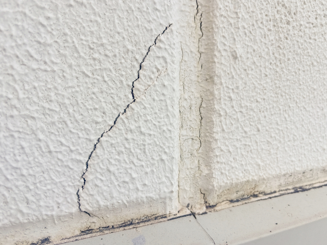 建物外壁のひび割れ（本文とは関係ありません）