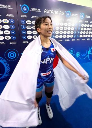 女子５０キロ級で優勝し取材に応じる須崎優衣＝アスタナ（共同）