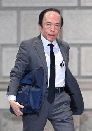 金融政策決定会合に出席するため、日銀本店に入る植田総裁＝２９日午前（代表撮影）