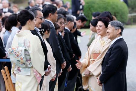 秋の園遊会で俳優の吉田鋼太郎さん（左から２人目）らと歓談される天皇、皇后両陛下＝２９日午後、東京・元赤坂の赤坂御苑（代表撮影）