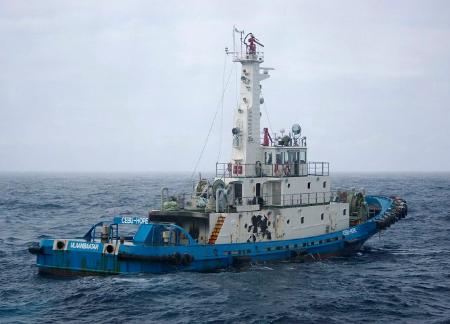 沖縄県・宮古島沖を航行中に火災が発生したタグボート＝３０日午前（宮古島海上保安部提供）