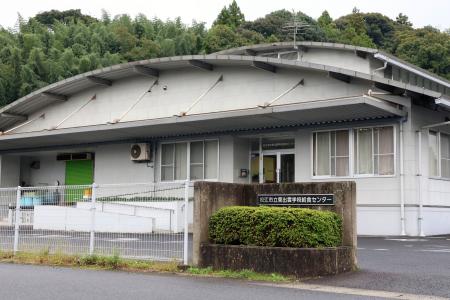 松江市立東出雲学校給食センター＝３０日午後、松江市