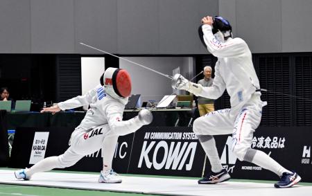 男子エペ決勝　古俣聖（右）を攻める加納虹輝＝駒沢体育館