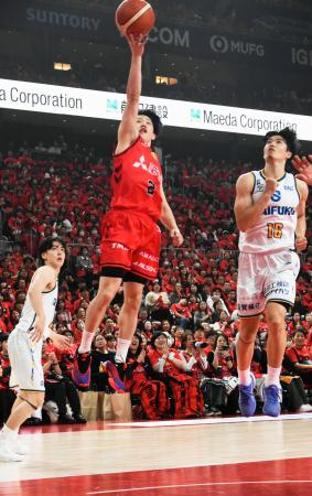 滋賀戦でシュートを放つ名古屋Ｄ・斎藤（左）＝ＩＧアリーナ