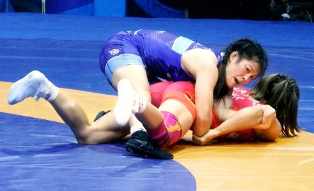 女子５５キロ級３位決定戦で攻める原田渚（上）＝アスタナ（共同）