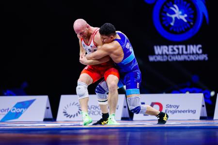 世界レスリング男子フリースタイル９７キロ級で米国選手と対戦する吉田アラシ＝３０日、アスタナ（ゲッティ＝共同）