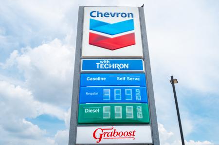 ガソリン価格を示す看板に表示されたシェブロンのロゴ＝９月２４日、米テキサス州（ゲッティ＝共同）