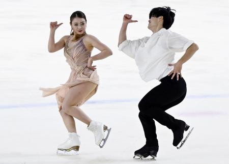 アイスダンスＲＤ　演技する紀平梨花（左）、西山真瑚組＝ＡＬＳＯＫぐんまアイスアリーナ