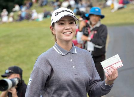 第２日、ホールアウトした山路晶。通算１１アンダーで首位＝武蔵丘コース