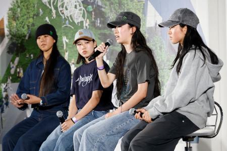 トークショーに参加した（左から）開心那、吉沢恋、赤間凛音、中山楓奈＝３１日、福岡市