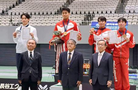男子サーブルで初優勝した津森志道（奥左から２人目）＝駒沢体育館