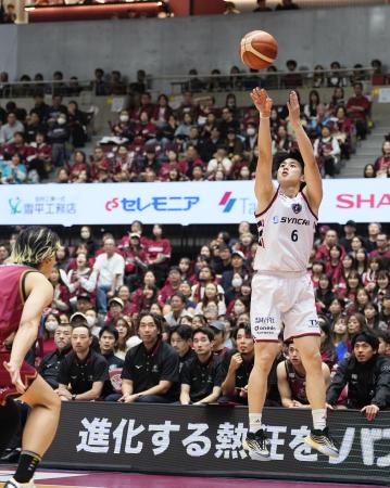 川崎戦でシュートを放つ横浜ＢＣの新井＝東急ドレッセとどろきアリーナ